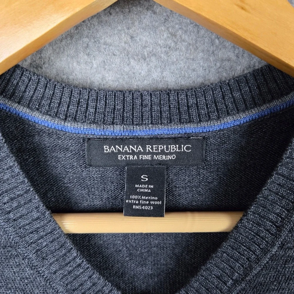 Banana Republic V-Neck Sweater Mens Small Gray Extra Fine Merino Wool Pullover